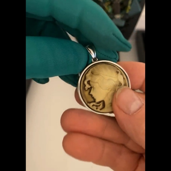Elegant Cameo Pendant Necklace - Picture 4 of 5